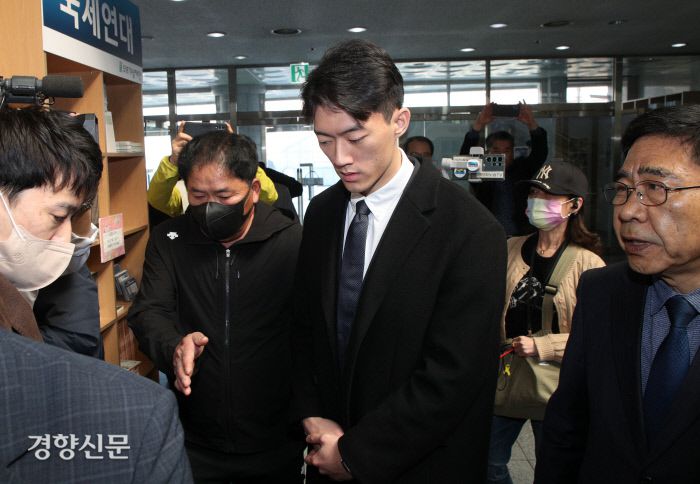 전우원씨가  5·18 피해자 및 유가족, 단체 대표와 면담하기 위해  5·18기념문화센터로 들어오고 있다.