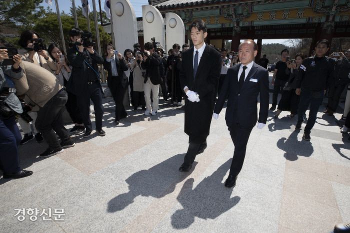 전우원씨가 31일 광주 북구 국립 5.18 묘지를 찾아 차량에서 내려 방명록 작성을 하기 위해 이동하고 있다.