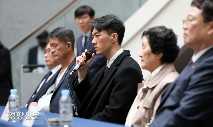 전우원씨가5·18 피해자와 유가족, 단체 대표와의 면담에서 발언하고 있다.