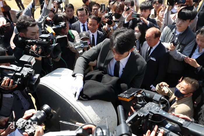 전우원씨가 국립5·18민주묘지 내 행방불명자 묘역을 참배하고 있다.