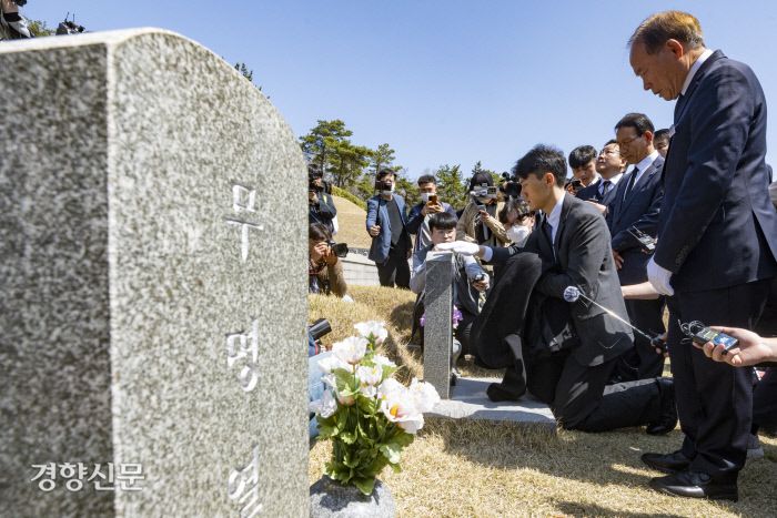 전우원씨가 국립5·18민주묘지 내 무명열사의 묘역을 참배하고 있다.