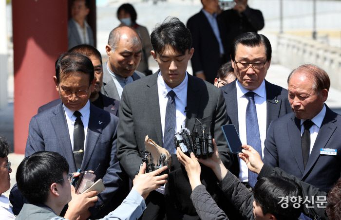 전우원씨가 국립5·18민주묘지 참배 후 소감을 말하고 있다.