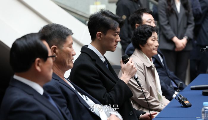 전직 대통령 고 전두환 씨의 손자 전우원씨가 31일 오전 광주 서구 5·18기념문화센터에서 5·18 피해자와 유가족, 단체 대표와 면담하고 있다. 광주|권도현 기자