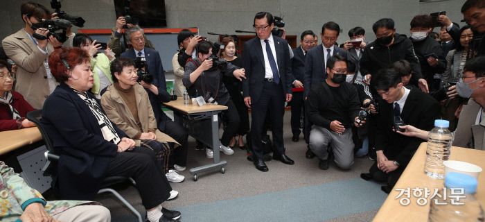 전우원 씨가 5·18 피해자와 유가족들에게 무릎을 꿇고 사죄하고 있다.