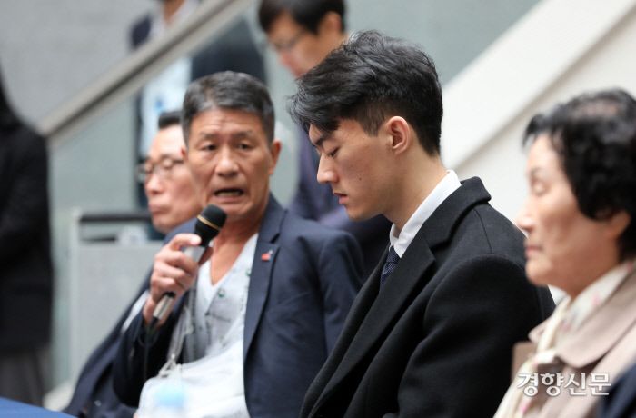 전우원씨가 5·18민주화운동 중 총상을 입은 김태수씨의 발언을 듣고 있다.