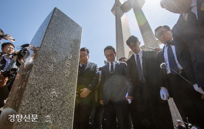 전우원씨가 국립5·18민주묘지 내 1묘역 고 김경철 열사 묘역을 참배하고 있다.