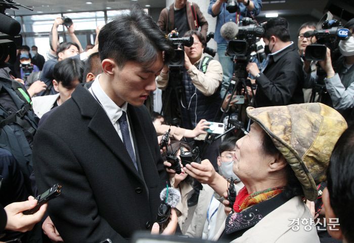 전우원 씨가 5·18 피해자와 유가족과 이야기를 나누고 있다.