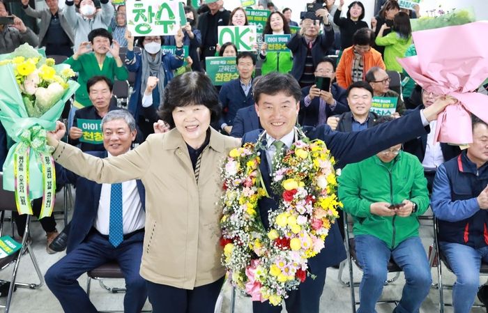 천창수 교육감(오른쪽)가 6일 새벽 울산시교육감 보궐선거에서 당선된 뒤  고 노옥희 전 교육감의 동생(처제) 노덕현씨와 함께 지지자들로부터 꽃다발을 받고 환호하고 있다./천창수 선거캠프 제공