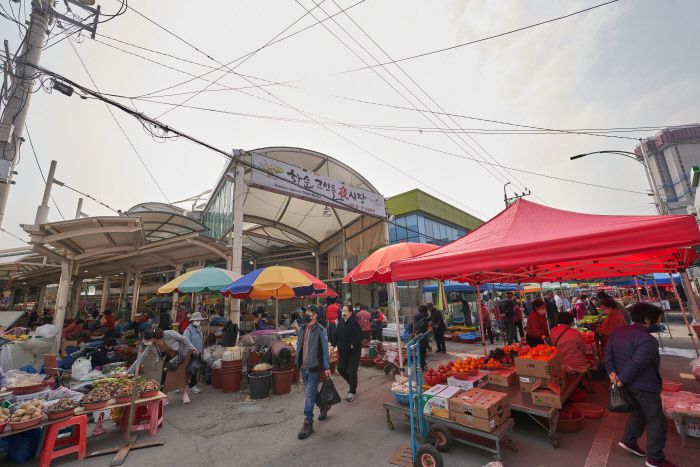 3, 8일에 서는 화순 오일장. 바다 없는 고장이지만 인근 보성이나 장흥에서 온 수산물이 제법이다.