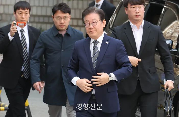 이재명 더불어민주당 대표가 지난달 31일 서울 서초구 서울중앙지방법원에서 열리는 공직선거법상 허위사실공표 혐의 공판에 출석하고 있다. 한수빈 기자