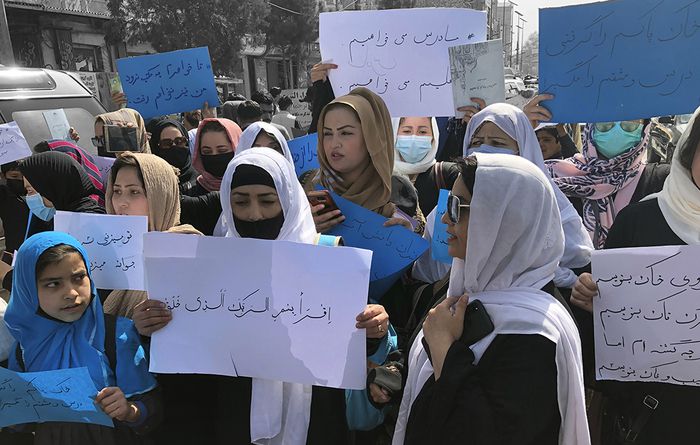 3월 26일(현지시간) 아프가니스탄 아프간 여성들이 카불에서 열린 시위에 참가하며 구호를 외치고 있다. AP연합뉴스