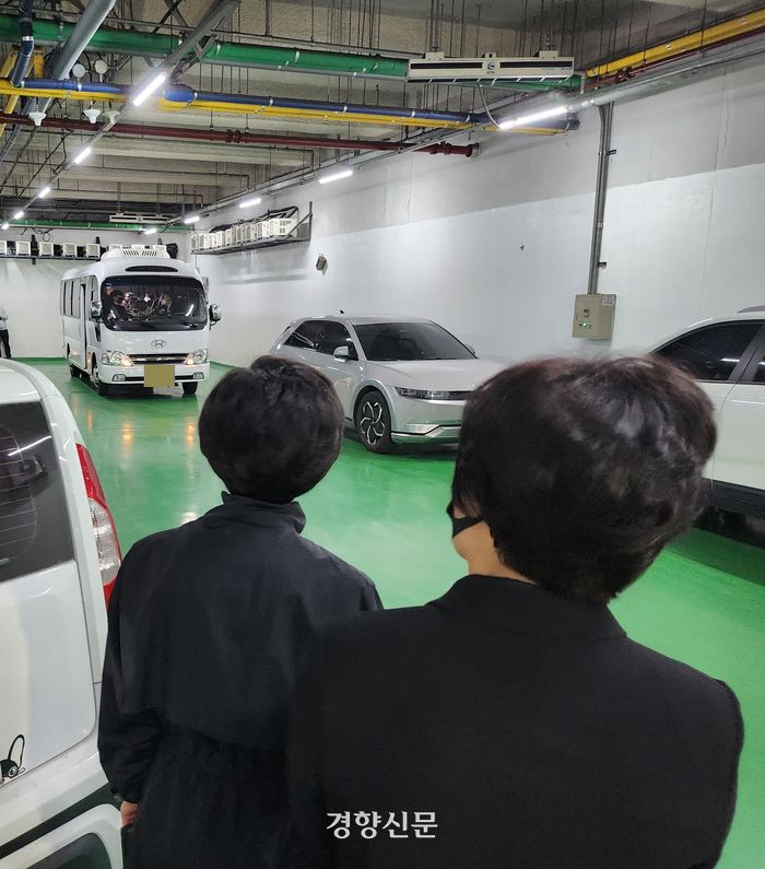 지난 8일 오후 발생한 음주운전 사고로 숨진 배모양(9)의 지인이 11일 대전을지대병원 장례식장을 떠나는 운구차량을 바라보고 있다. 강정의 기자