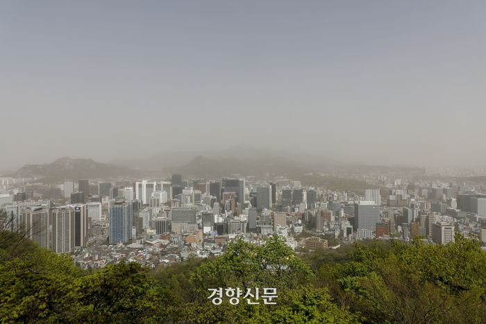 북서풍을 타고 유입된 황사로 인해 황사 위기 경보가 ‘주의’ 단계로 격상된 12일 남산서울타워에서 바라본 서울 도심이 뿌옇다. 문재원 기자