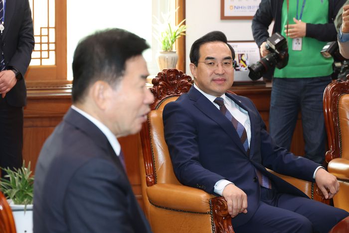 박홍근 더불어민주당 원내대표가 지난 12일 국회에서 열린 김진표 국회의장 주재 여야 원내대표 회동에서 김 의장의 발언을 경청하고 있다. 연합뉴스