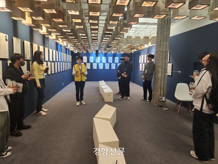 416기억저장소에서 세월호 참사 유가족의 설명을 듣고 있다. 기억저장소 천장에는 학생들의 이름과 추모물품이 담긴 상자가 걸려있었다. 김세훈 기자