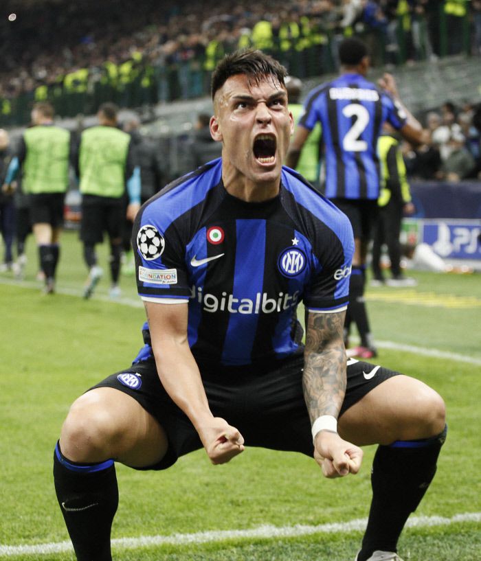 간다, 4강! 인터밀란 라우타로 마르티네스가 20일 이탈리아 밀라노의 주세페 메아차에서 열린 벤피카와의 2022~2023 유럽챔피언스리그 8강 2차전 후반 20분에 득점한 뒤 포효하고 있다. 밀라노 | AFP연합뉴스