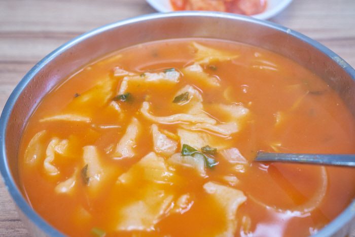 제피가루와 방아를 듬뿍 넣고 끓인 청도 읍내의 명물 매운 수제비.