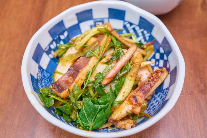 청도장에서 산 두릅, 오가피 순, 엄나무 순을 넣은 오징어나물무침.