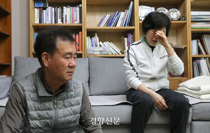 전 연인에게 사이버스토킹·협박 등에 시달리다 소송결과에 실망해 자살을 시도, 의식불명 상태에 빠진 권나은씨의 부모님이 20일 서울 서대문구 자택에서 경향신문과 인터뷰를 하고 있다. 성동훈 기자