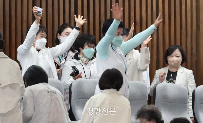 대한간호협회 회원들이 27일 간호법안에 대한 수정안이 국회 본회의를 통과하자 환호하고 있다. 박민규 선임기자