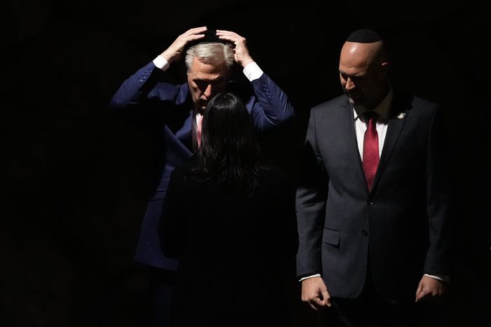 케빈 매카시(왼쪽) 미 하원의장이 1일(현지시간) 이스라엘 예루살렘 홀로코스트 추모센터를 방문해 유대인 남성 전통 모자인 ‘야물커’를 착용하고 있다. AP연합뉴스