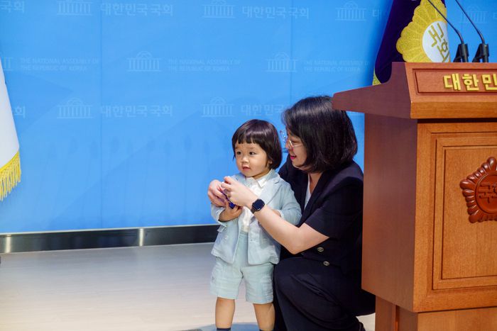 용혜인 기본소득당 의원이 4일 국회에서 두 살배기 아들과 함께 기자회견을 하고 있다. 기본소득당 제공