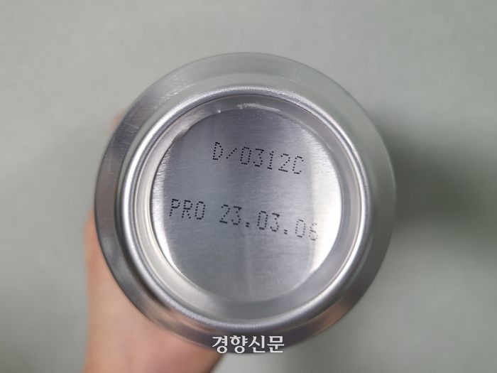 아사히 캔맥주 바닥면. ‘D’ 표시는 하카타공장 생산품을 의미한다. E는 홋카이도, H는 후쿠시마, B는 이바라키공장 생산품이다. S는 나고야, U는 스이타공장을 말한다.