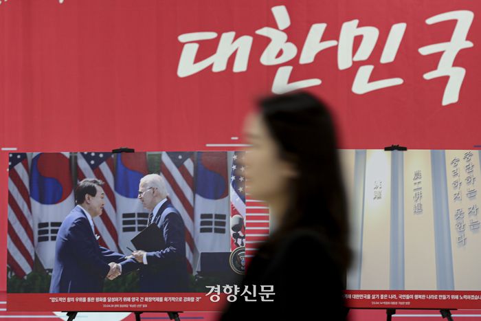 윤석열 정부 출범 1주년 사진전-다시 경제다!가 열린 8일 국회 의원회관에서 국회 관계자들과 방문객들이 한미 정상회담 사진 앞을 지나가고 있다. 문재원 기자