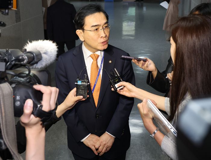 태영호 국민의힘 최고위원이 9일 국회에서 열린 토지거래 허가제 관련 간담회장 앞에서 기자들의 질문에 답하고 있다. 연합뉴스