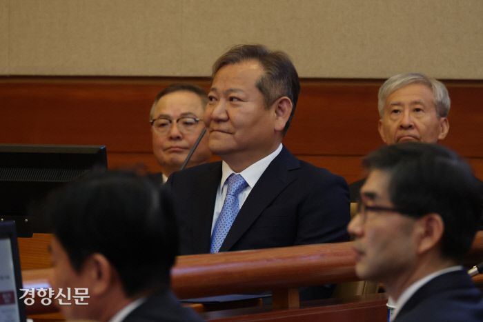 9일 헌재 대심판정에서 열린 탄핵재판에 출석한 이 장관이 재판관들을 바라보고 있다. 문재원 기자 mjw@kyunghyang.com