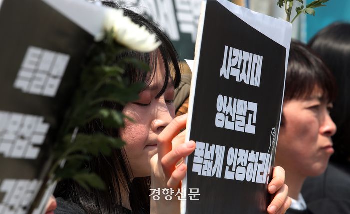 서울 양천구에서 전세사기 피해자가 사망한 11일 서울 여의도 국회 앞에서 열린 전세사기·깡통전세 피해자 전국대책위원회 주최 전세사기 피해 특별법 제정 촉구 기자회견에서 한 피해자들이 손피켓과 국화를 들고 있다. 김창길기자