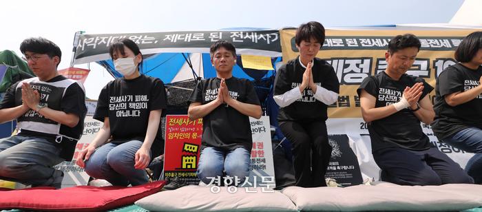 서울 양천구에서 전세사기 피해자가 사망한 11일 서울 여의도 국회 앞에서 열린 전세사기·깡통전세 피해자 전국대책위원회 주최 전세사기 피해 특별법 제정 촉구 기자회견에서 참가자들이 108배를 하고 있다. 김창길기자