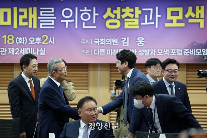 김종인 전 국민의힘 비대위원장(왼쪽에서 두 번째)이 18일 국회 의원회관에서 열린 ‘다른 미래를 위한 성찰과 모색 포럼’ 토론회에서 주최자인 김웅 국민의힘 의원과 악수하고 있다. 왼쪽은 금태섭 전의원 아래는 이상민 더불어민주당 의원. / 박민규 선임기자