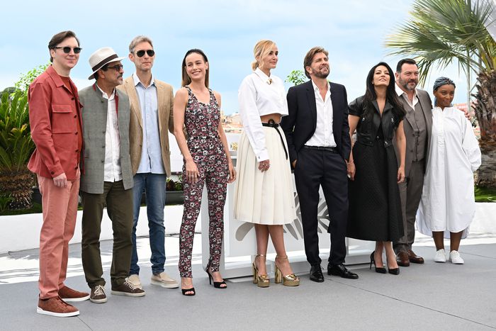 제76회 칸 국제영화제 개막일인 16일 경쟁부문 심사위원장인 루벤 외스틀룬드(오른쪽에서 네 번째)를 비롯한 심사위원단이 단체 사진을 찍고 있다.  칸|UPI연합뉴스