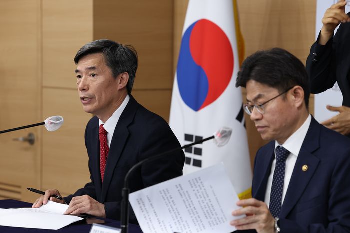 박구연 국무조정실 1차장(왼쪽)이 19일 정부서울청사에서 후쿠시마 원전 오염수 전문가 현장시찰단 구성과 관련한 발표를 하고 있다. 연합뉴스