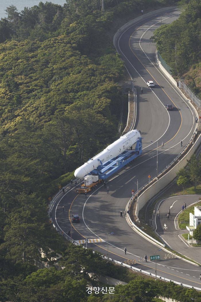 한국형 발사체 누리호(KSLV-Ⅱ)가 3차 발사를 하루 앞둔 23일 오전 전남 고흥군 나로우주센터 발사체조립동에서 발사대로 이송되고 있다. 한국항공우주연구원 제공
