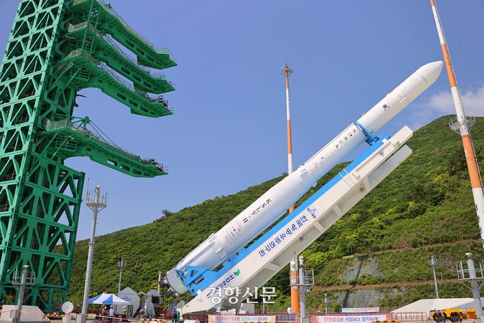 한국형 발사체 누리호(KSLV-Ⅱ)가 3차 발사를 하루 앞둔 23일 오전 전남 고흥군 나로우주센터에 누리호 발사대 기립 및 고정작업이 진행되고 있다. 한국항공우주연구원 제공