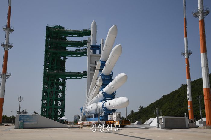한국형 발사체 누리호(KSLV-Ⅱ)가 3차 발사를 하루 앞둔 23일 오전 전남 고흥군 나로우주센터에 누리호 발사대 기립 및 고정작업이 진행되고 있다. 한국항공우주연구원 제공