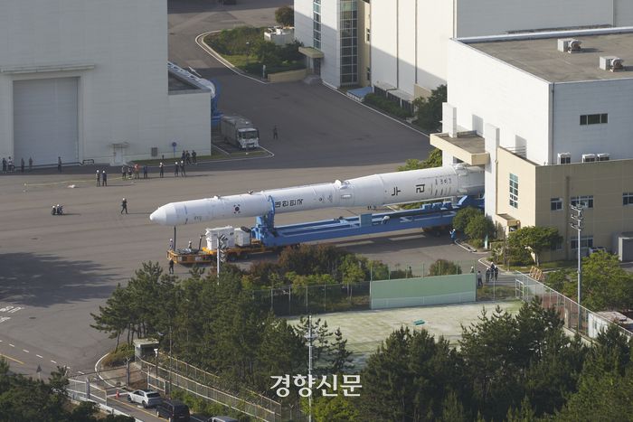 한국형 발사체 누리호(KSLV-Ⅱ)가 3차 발사를 하루 앞둔 23일 오전 전남 고흥군 나로우주센터 발사체조립동에서 발사대로 이송되고 있다. 한국항공우주연구원 제공