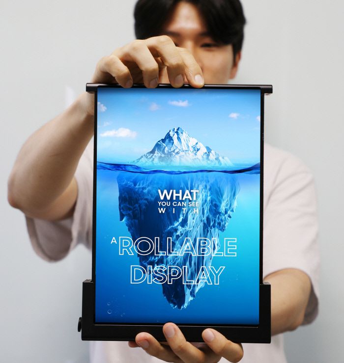 삼성디스플레이 직원이 SID 디스플레이 위크 2023에서 선보인 ‘롤러블 플렉스’를 펼쳐 보이고 있다. 삼성디스플레이 제공
