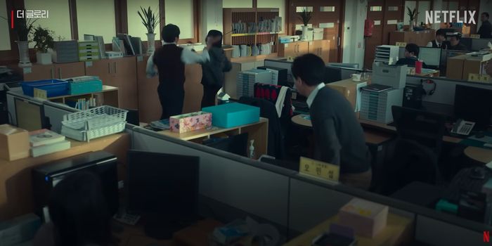 드라마 <더 글로리>에서 담임 교사가 주인공(학생)을 과격하게 폭행하는 장면.  드라마에서 담임 교사는 학교 폭력의 주요 ‘가해자’로 묘사된다. 넷플릭스 화면 갈무리