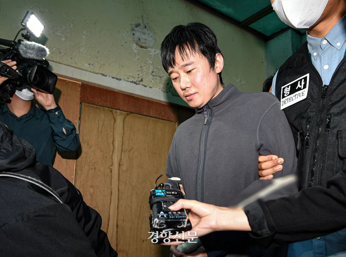 ‘신당역 스토킹 살인 사건’ 피의자 전주환이 2022년 9월21일 서울 중구 남대문경찰서에서 출감된 뒤 검찰로 송치되고 있다. 전주환은 지난14일 서울 지하철 2호선 신당역 내부 화장실에서 자신과 서울교통공사 입사 동기였던 역무원 B씨에게 흉기를 휘둘러 살해한 혐의를 받고 있다.  사진공동취재단