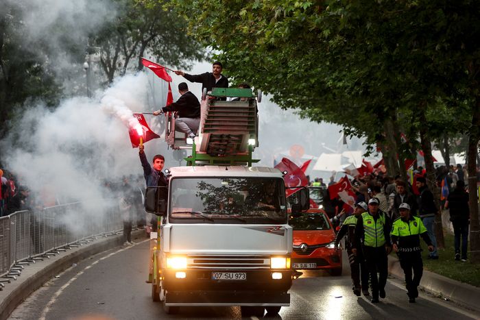 튀르키예 대선 결선투표가 열린 28일(현지시간) 레제프 타이이프 에르도안 대통령의 지지자들이 이스탄불에서 승리를 축하하고 있다. 타스연합뉴스