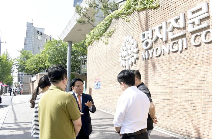 이성헌 서대문구청장이 지난 17일 지역 주민들과 만나 서부선 경전철 102번 정거장 위치와 관련해 설명하고 있다. 서대문구 제공