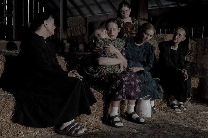 소설을 각색한 영화 <위민 토킹> 한 장면. 메노파 공동체 두 가문의 여자 8명은 성폭력을 저지르고, 옹호하는 남자들을 용서할지, 싸울지, 마을을 떠날지를 두고 이틀 간 마을 헛간에서 토론한다. 출처: 오리온 영화사
