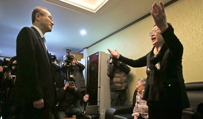 당시, 합의 설명에 항의하는 피해자들 일본군 위안부 피해자 이용수 할머니(오른쪽)가 2015년 12월29일 한·일 위안부 협상 결과를 설명하기 위해 서울 마포구 연남동 한국정신대문제대책협의회 쉼터를 찾아온 임성남 당시 외교부 1차관에게 호통을 치고 있다. 연합뉴스