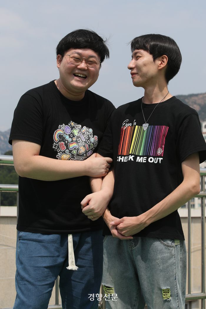 지난 2월 동성 커플의 건강보험 피부양자 자격을 인정해달라며 국민건강보험공단을 상대로 낸 행정소송 2심에서 승소한 소성욱씨(32)와 김용민씨(33)가 항소심 판결 100일을 앞둔 지난달 26일 서울 자택에서 경향신문과 인터뷰를 하기 전 포즈를 취하고 있다. 성동훈 기자