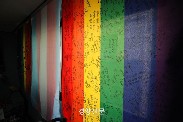 동성 커플의 건강보험 피부양자 자격을 인정해달라며 국민건강보험공단을 상대로 낸 행정소송 2심에서 승소한 김용민씨(33)와 소성욱씨(32)의 서울 자택에 결혼 당시 방명록으로 사용했던 무지개색 깃발이 걸려 있다. 성동훈 기자