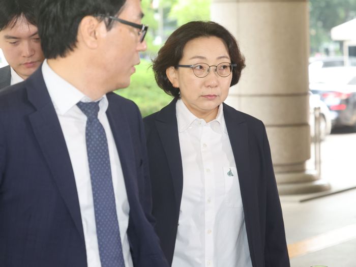 이태원 참사 당시 현장 도착 시간 등 행적을 허위보고한 혐의로 기소된 최재원 용산보건소장이 2일 오전 서울 마포구 서울서부지방법원에서 열린 1차 공판기일에 출석하고 있다. 연합뉴스