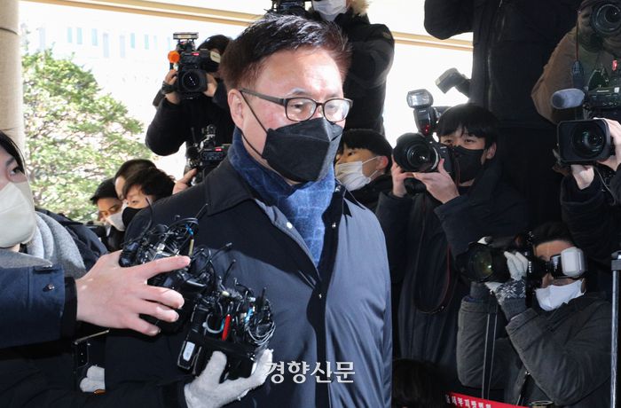 이태원 참사 부실대응 의혹으로 영장이 청구된 경찰 간부 4명의 구속 전 피의자 심문이 열린 지난해 12월5일 박성민 전 서울경찰청 공공안녕정보외사부장이 서울서부지법으로 들어서고 있다. 성동훈 기자